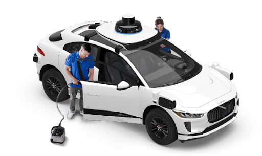 工作人员在清洁 Waymo 车辆