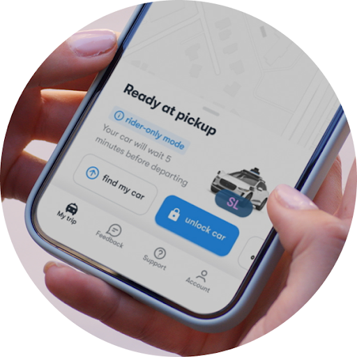 一位女士从手机上预约 Waymo 车辆，然后坐上汽车并系上安全带。